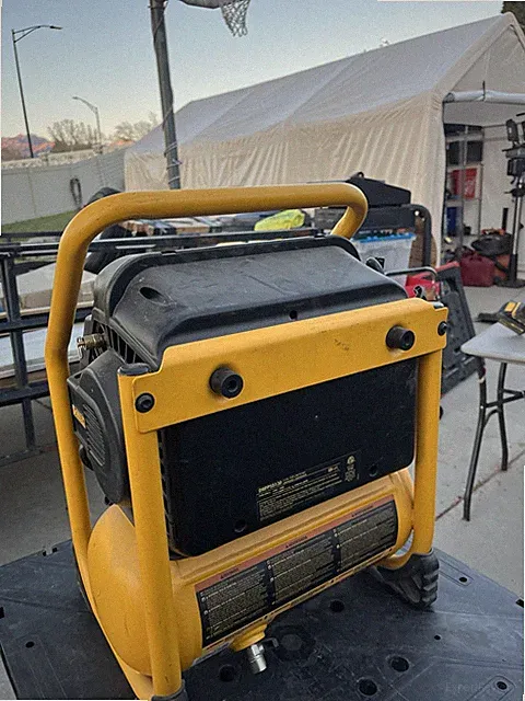 DEWALT DWFP55130 Portable 2.5 gal Oil-Free Air Compressor 200 psi Steel Tank